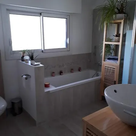 Charmante Avec Piscine Proche Villa *
